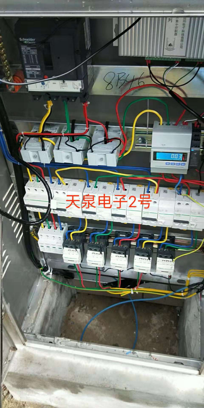 灿阳公司为苏北某工业区100多栋楼宇亮化安装集中控制器。(图4)