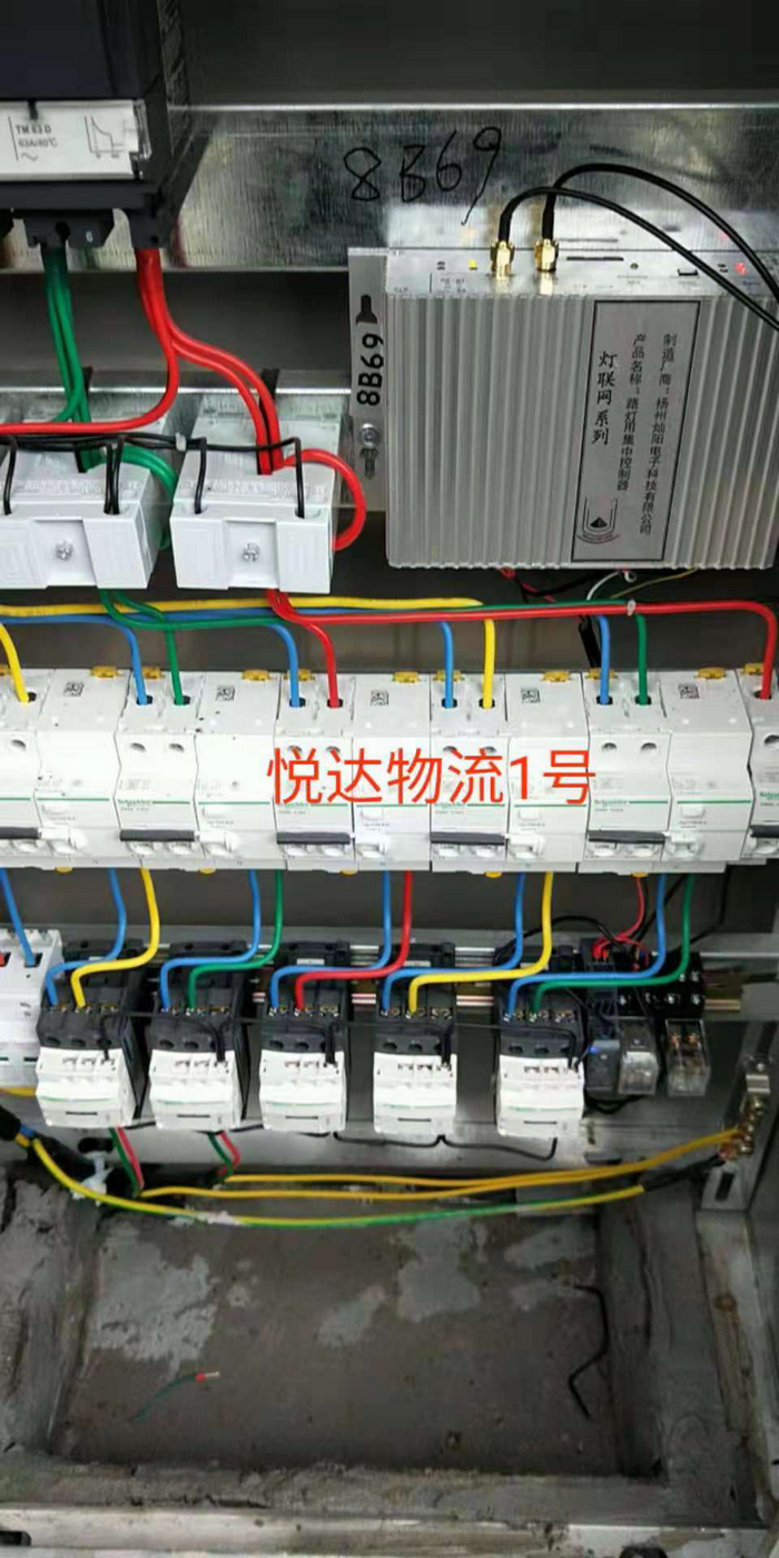 灿阳公司为苏北某工业区100多栋楼宇亮化安装集中控制器。(图7)